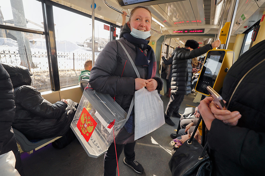 На фото: сотрудница мобильной избирательной комиссии едет в трамвае в Москве.

Результаты голосования ЦИК должна окончательно определить не позднее 28 марта.&nbsp;