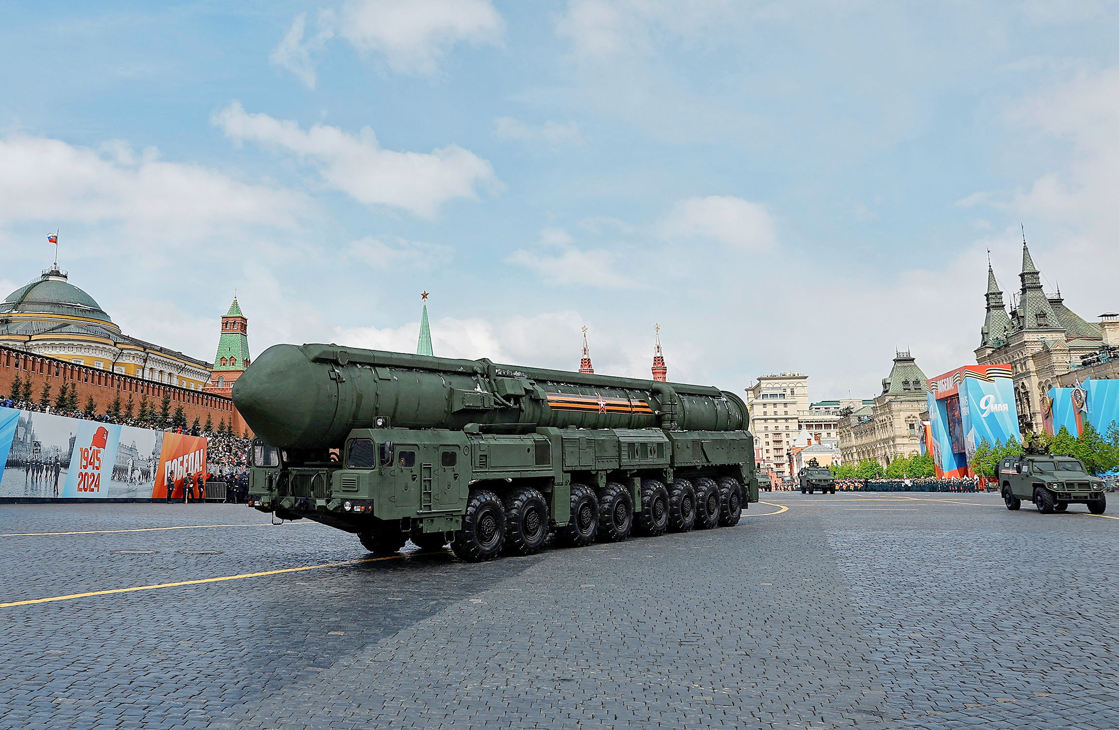 Подвижный грунтовый ракетный комплекс&nbsp;&laquo;Ярс&raquo; и бронеавтомобили Тигр-М едут по Красной площади.