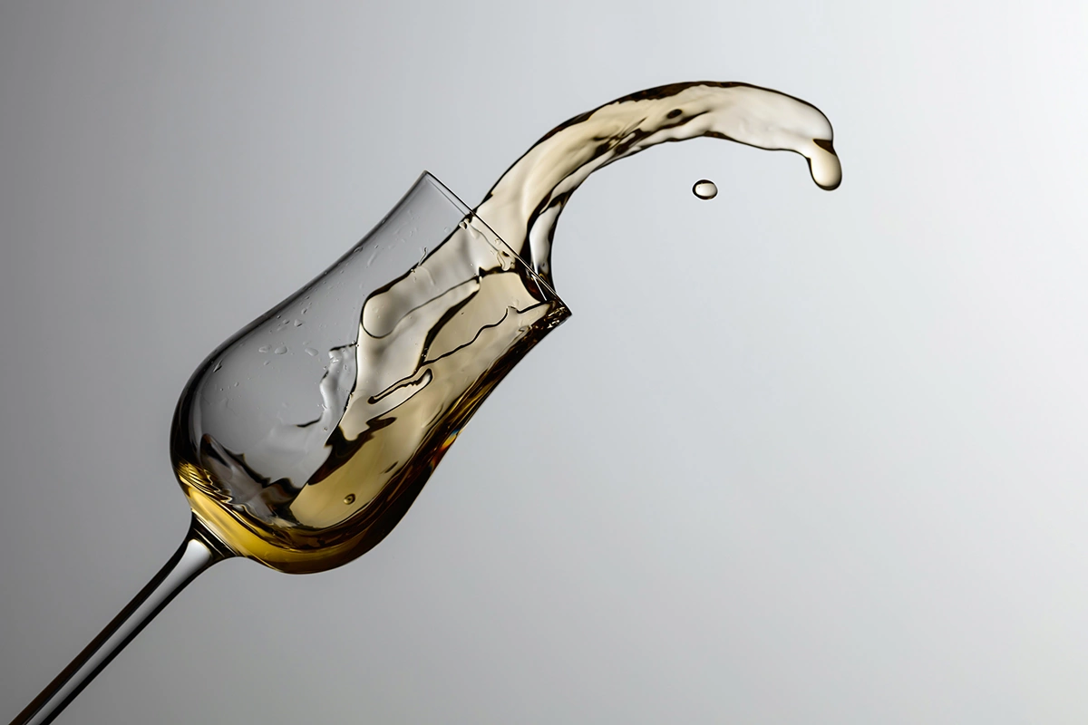 Граппу впервые начали делать итальянские крестьяне еще в XV веке. Долгое время ее считали примитивным и грубым алкогольным напитком