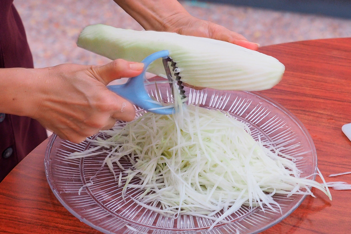 Овощечисткой можно не только очистить, но и нарезать овощи