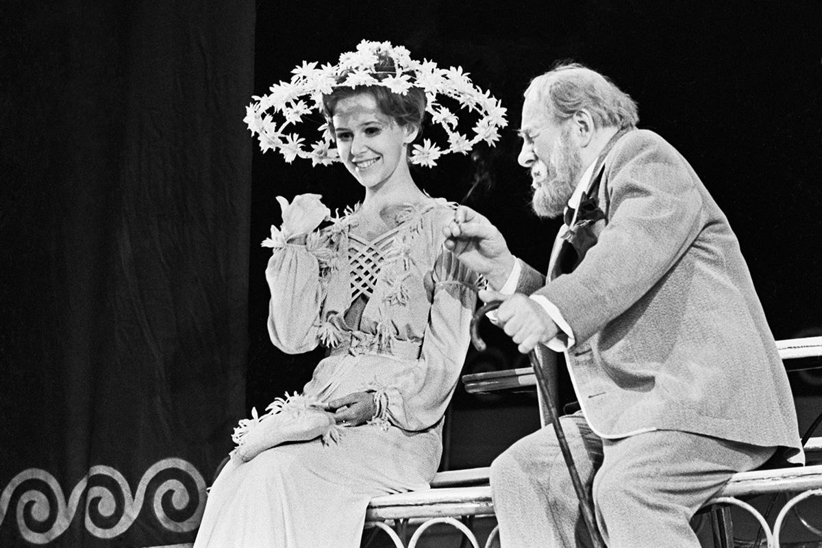 Евгения Симонова и Борис Тенин в сцене из спектакля «Чайка» в Московском академическом театре имени Владимира Маяковского, 1978 год