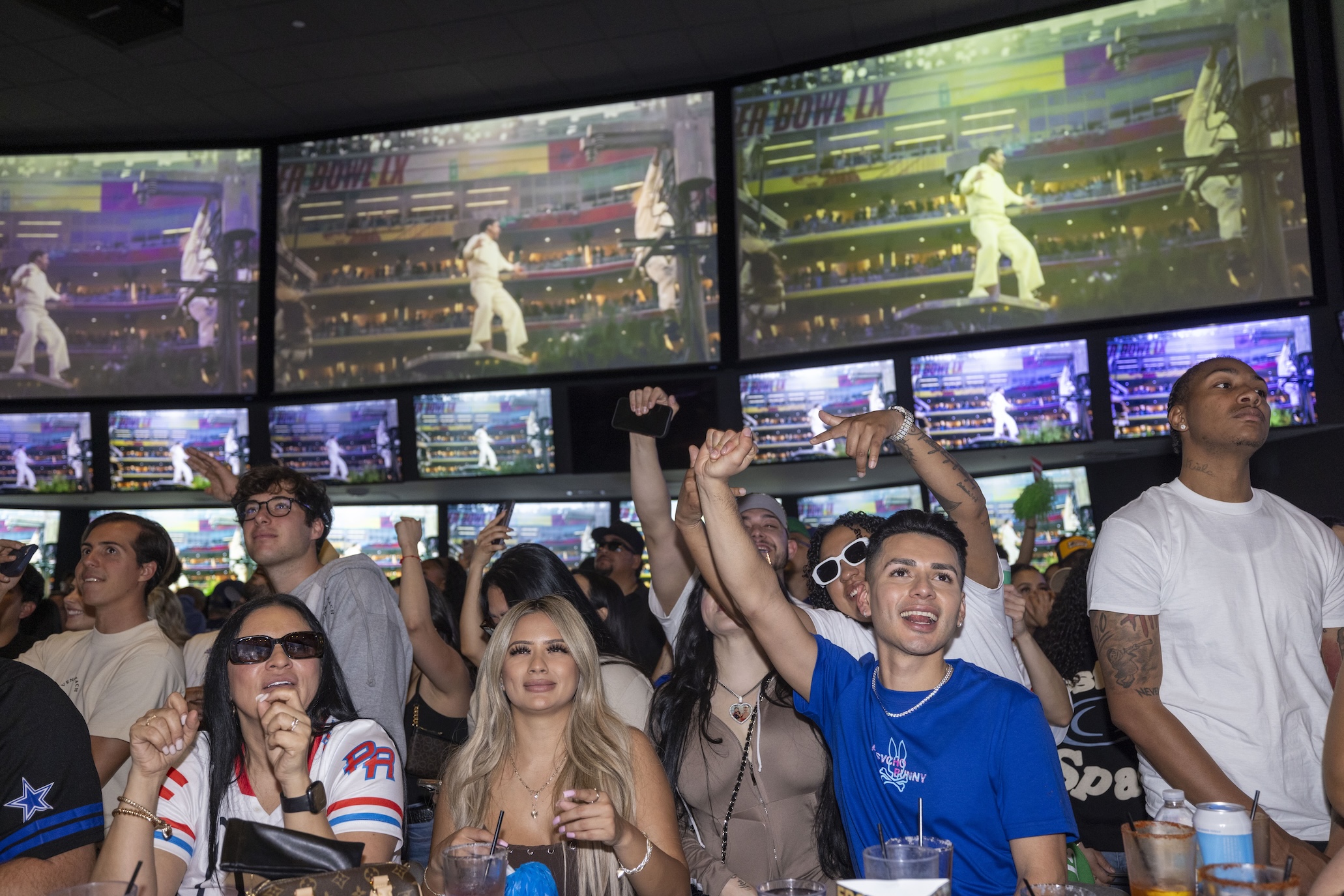 Болельщики смотрят трансляцию «Супербоула» на телеэкранах в одном из баров Лос-Анджелеса. 8 февраля 2026 года