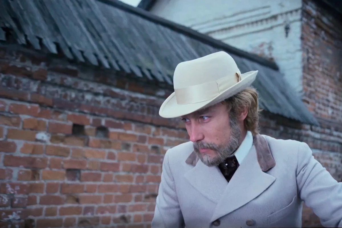 За спиной персонажа Янковского красная кирпичная стена, кадр из фильма «Мой ласковый и нежный зверь», режиссер Эмиль Лотяну, 1978 год