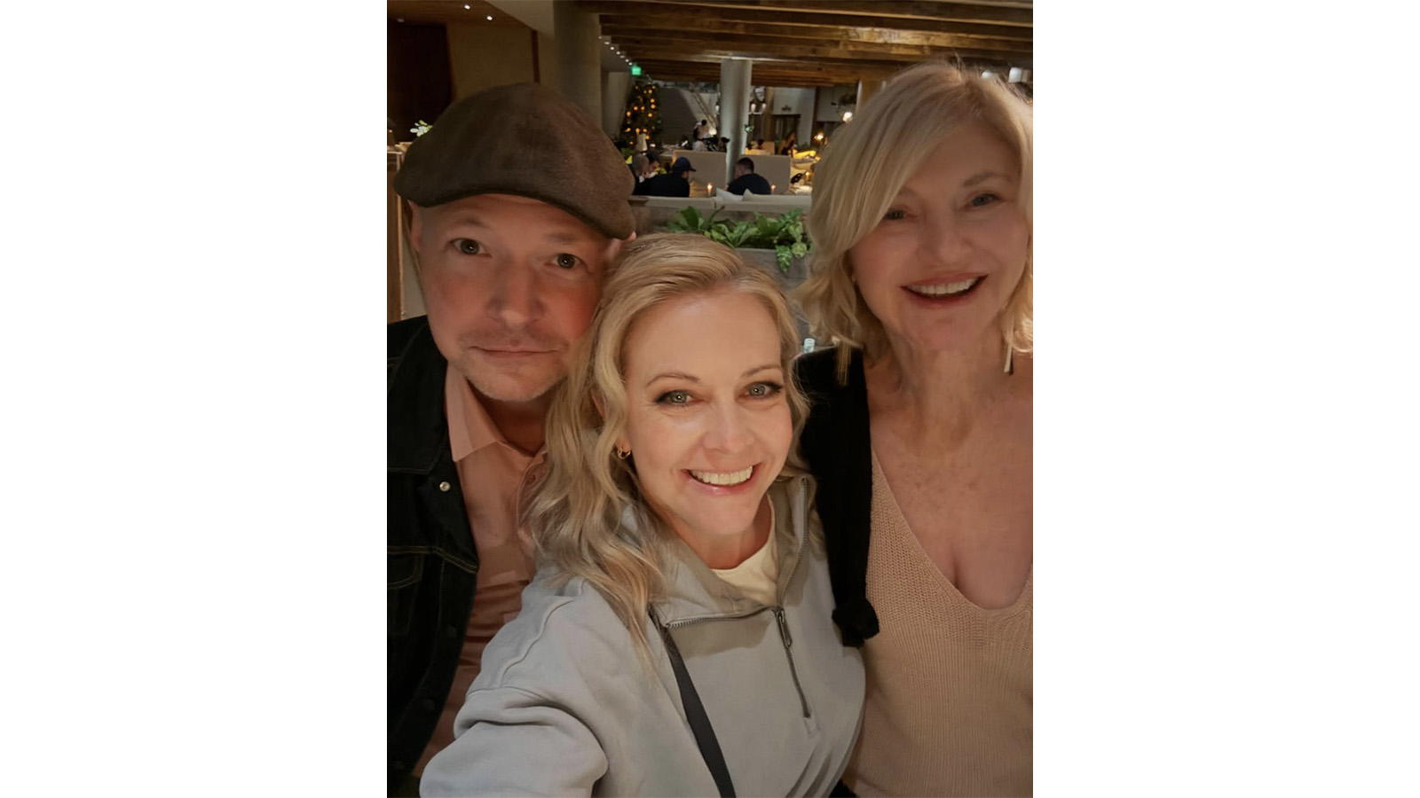 Нэйт Рихерт (Харви Кинкл), Мелисса Джоан Харт (Сабрина) и Бет Бродерик (тетя Зельда)