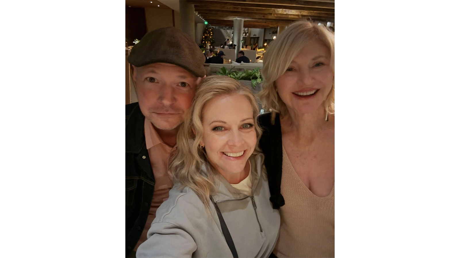 Нэйт Рихерт (Харви Кинкл), Мелисса Джоан Харт (Сабрина) и Бет Бродерик (тетя Зельда)