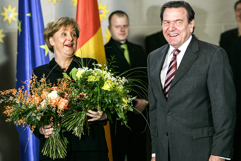 Лидер оппозиции с&nbsp;2000 года, в&nbsp;2005 году Меркель возглавила правительство после&nbsp;внеочередных выборов, прервав семилетнее правление социал-демократа Герхарда Шредера (на фото).

С тех пор она&nbsp;переизбиралась дважды&nbsp;&mdash;&nbsp;в&nbsp;2009 и&nbsp;2013 годах. После избрания на&nbsp;второй срок журнал Der Spiegel опубликовал очерк о&nbsp;восприятии немцами Меркель в&nbsp;качестве&nbsp;&laquo;матери&nbsp;нации&raquo;, закрепив за&nbsp;ней это прозвище.

Следующие всеобщие парламентские выборы должны пройти в&nbsp;2017 году. В начале августа Der Spiegel со&nbsp;ссылкой на&nbsp;анонимные источники сообщил, что&nbsp;канцлер намерена принять в&nbsp;них участие. В случае победы она может опередить по&nbsp;длительности нахождения на этом&nbsp;посту Гельмута Коля и&nbsp;основателя ФРГ Конрада Аденауэра
