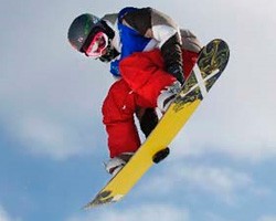 Горящие деньги спасли сноубордиста от смерти 