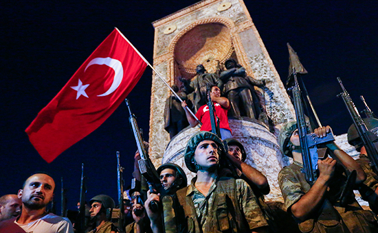 Турецкие солдаты и&nbsp;сторонники турецкого президента Реджепа Эрдогана на&nbsp;площади Таксим в&nbsp;Стамбуле
