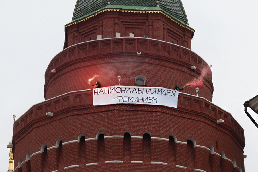 Фотография с&nbsp;акции феминисток на&nbsp;башне Кремля оказалась фейком
