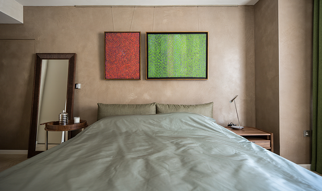 Гостевую спальню украшают работы художника Валерия Шабловского&nbsp;&mdash; &laquo;Насекомые&raquo; и&nbsp;&laquo;Две формы движения&raquo;