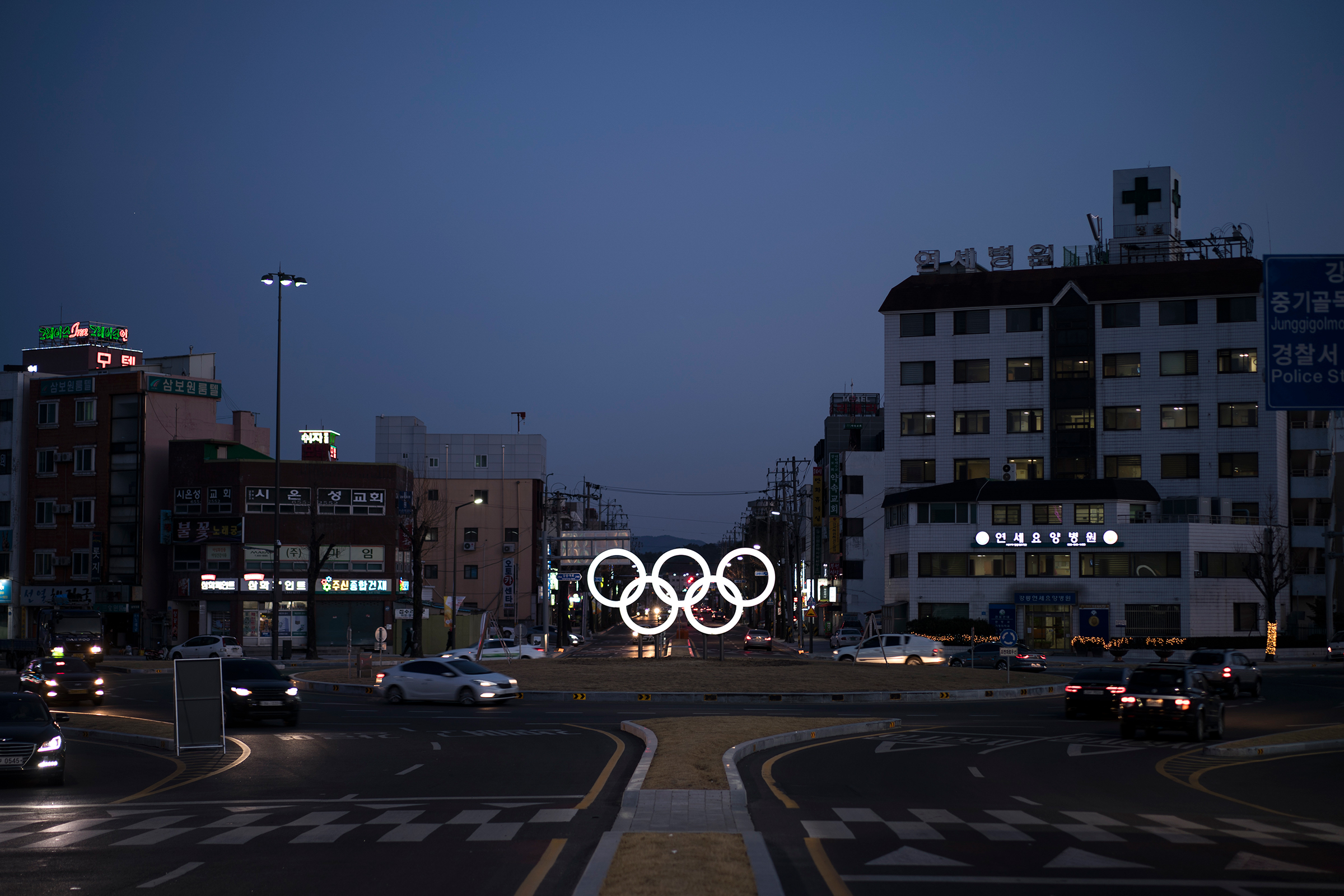 Зимние Олимпийские игры пройдут с 9 по 25 февраля.​​ Церемония открытия состоится 9 февраля на Олимпийском стадионе в Пхёнчхане, начало в 14:00 (мск). Планируется, что после соревнований все построенные спортивные объекты будут использоваться для развития туристической отрасли в Южной Корее.