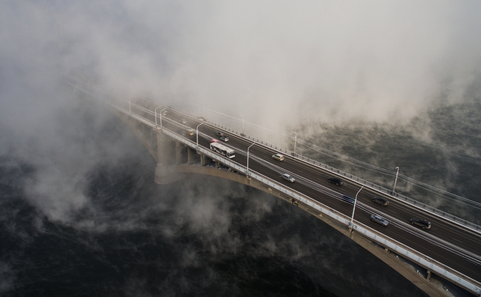 Автомобильный Коммунальный мост через реку Енисей в Красноярске