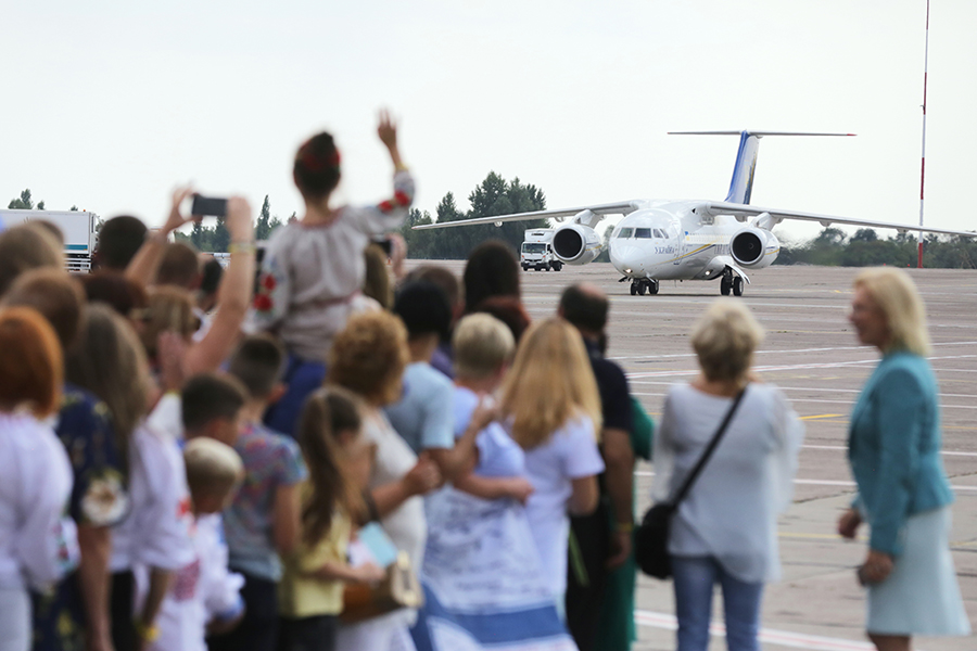 Обмен заключенными между Россией и Украиной состоялся днем 7 сентября. В киевском аэропорту Борисполь собрались родственники освобожденных украинцев
