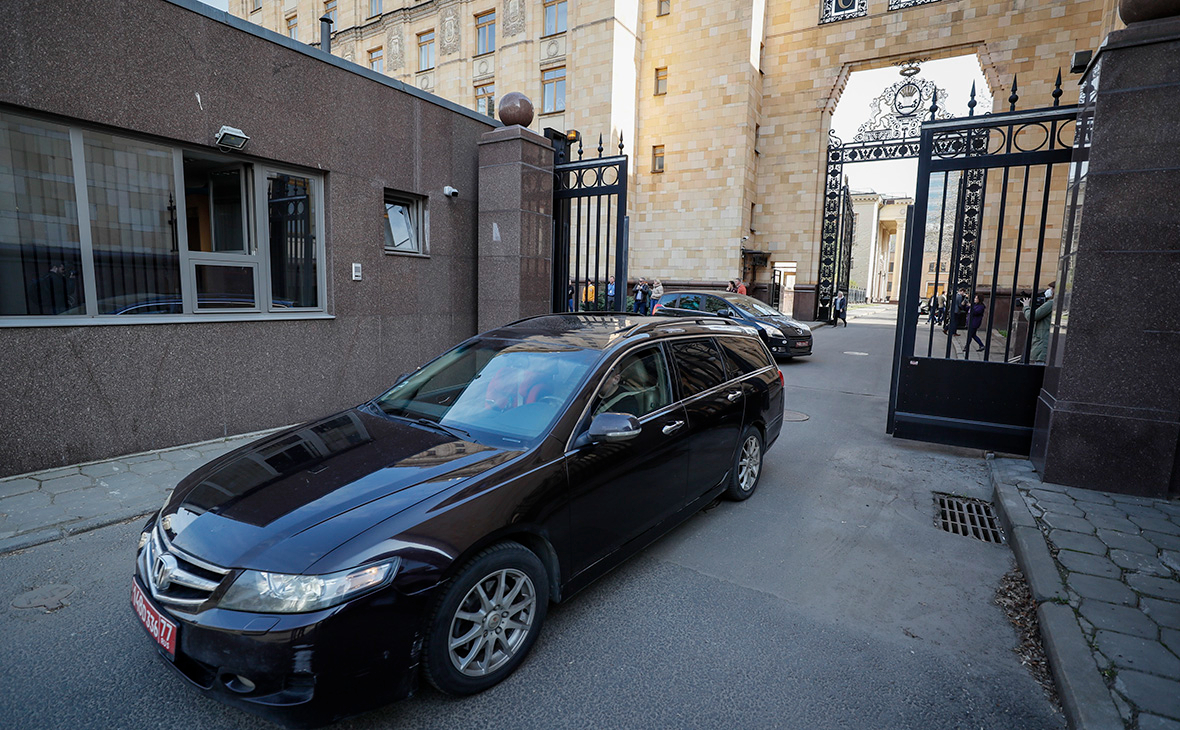Автомобили у здания посольства Чехии в Москве