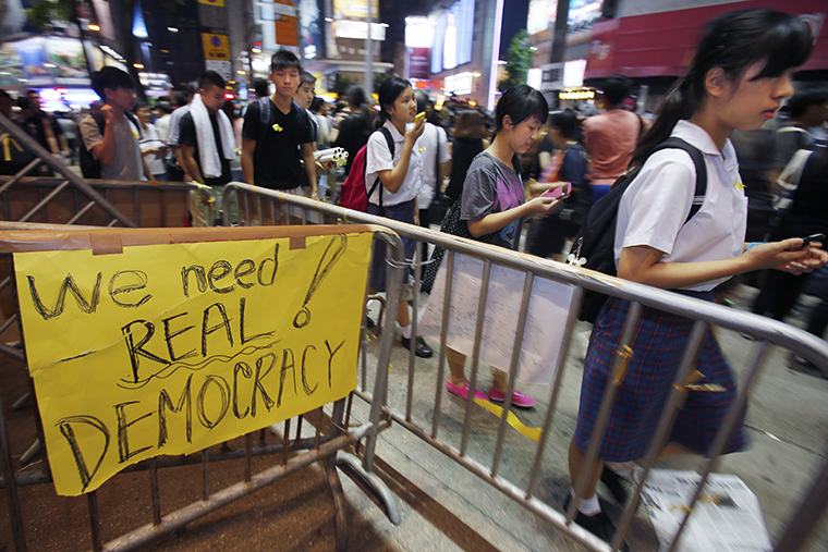 Студенты готовы к продолжению акции неповиновения. В понедельник волнения прокатились по всему Гонконгу.