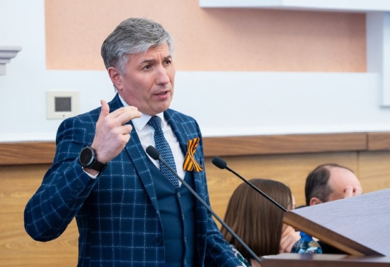 До назначения руководителем Западно-Сибирского филиала СГК Игорь Лузанов работал главой Алтайского филиала СГК, он имеет более чем 20-летний опыт работы в теплоэнергетике.
