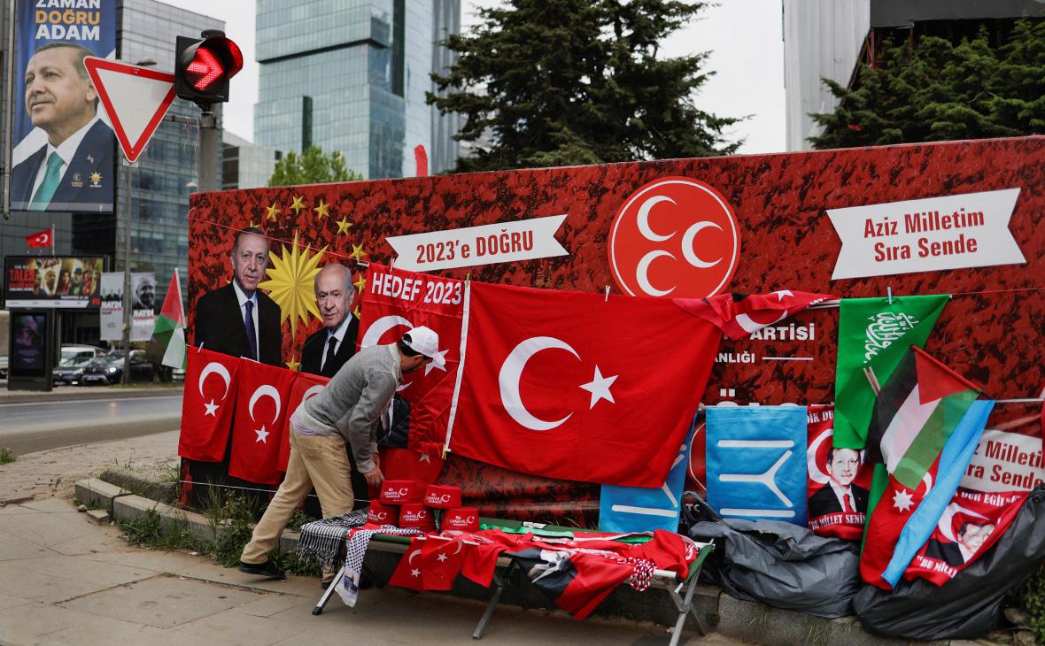 Песков отверг обвинения оппозиции Турции о вмешательстве в выборы"/>













