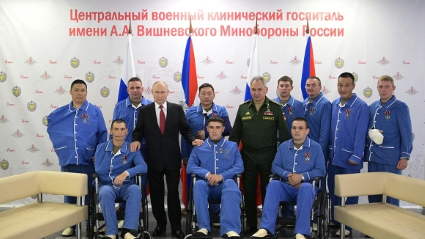 Путин посетил госпиталь Минобороны и вручил награды военным