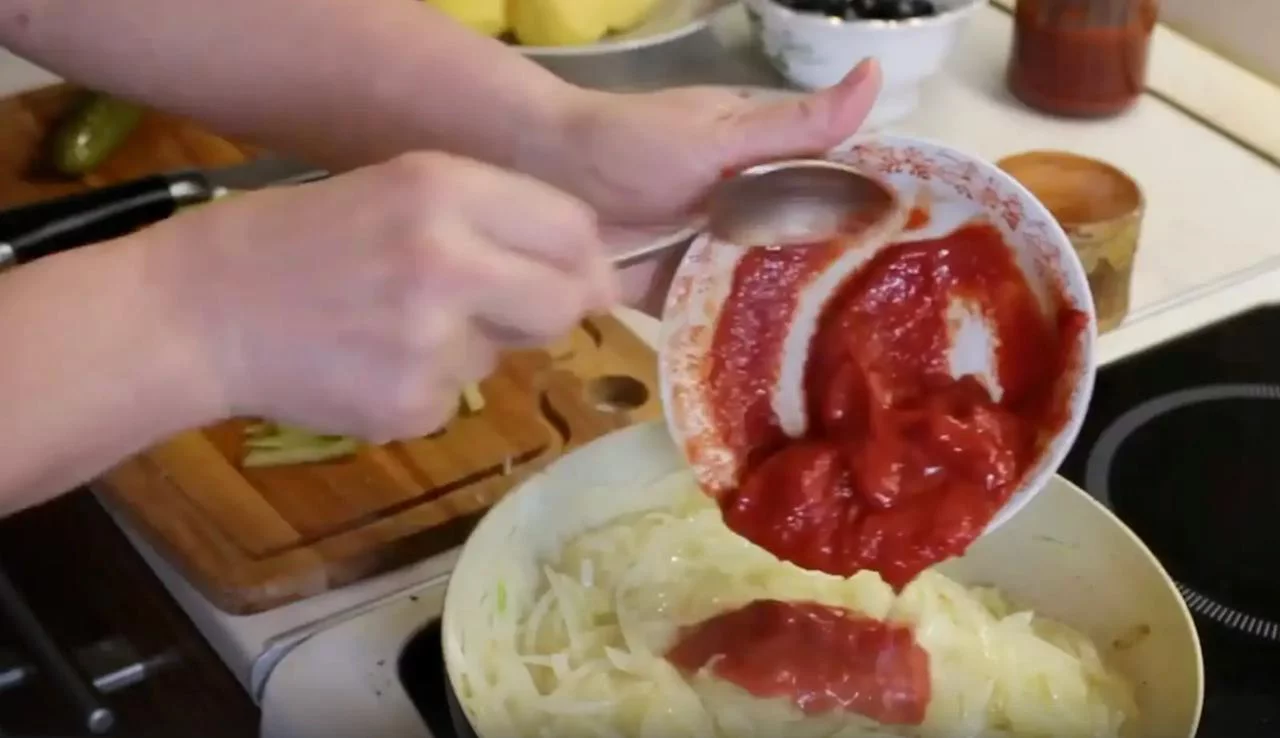 Добавьте в зажарку томатную пасту