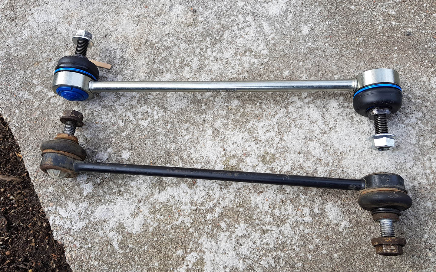 Новая (сверху)&nbsp;и старая (снизу) стойки стабилизатора