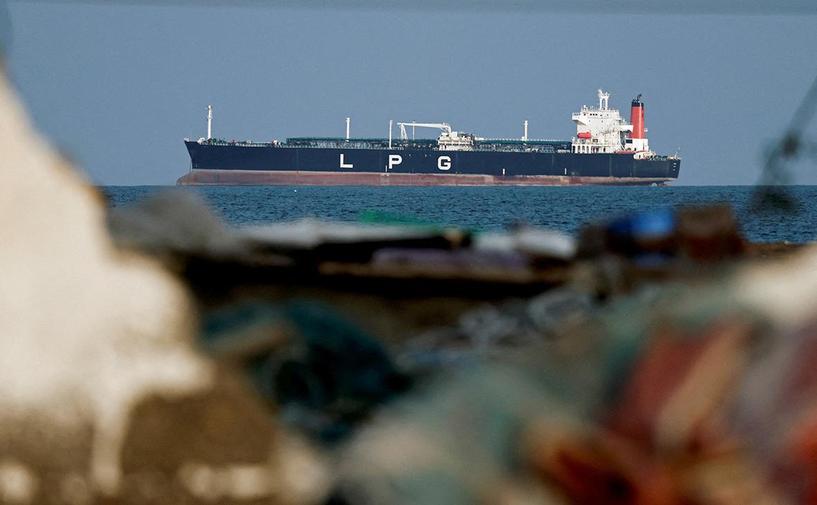 По согласованному с Ираном маршруту прошли два газовоза в Индию