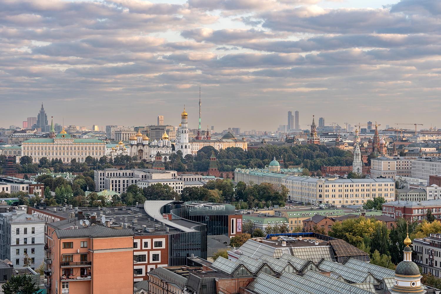 Вид на Кремль с Лаврушинского переулка