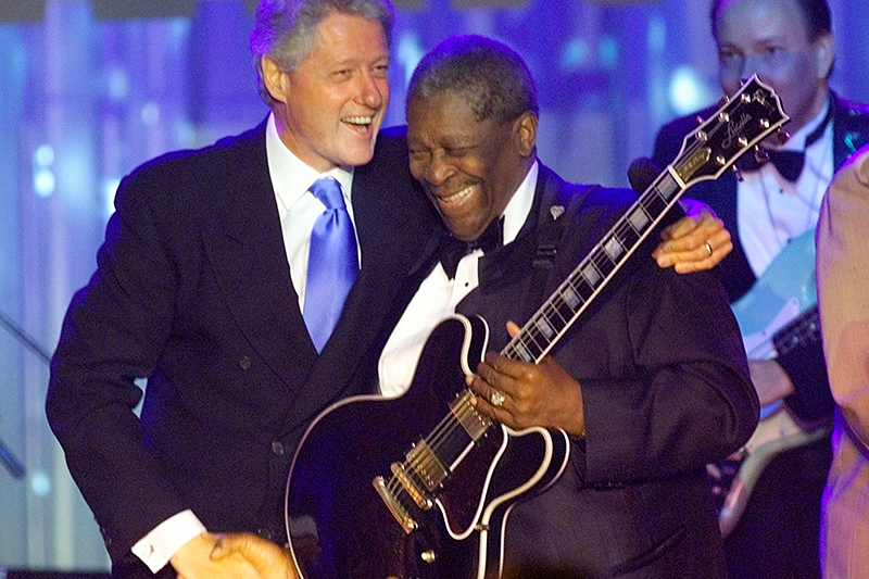 Президент США Билл Клинтон обнимает Би Би Кинга после концерта в&nbsp;Белом доме 28&nbsp;июля 1999 года

