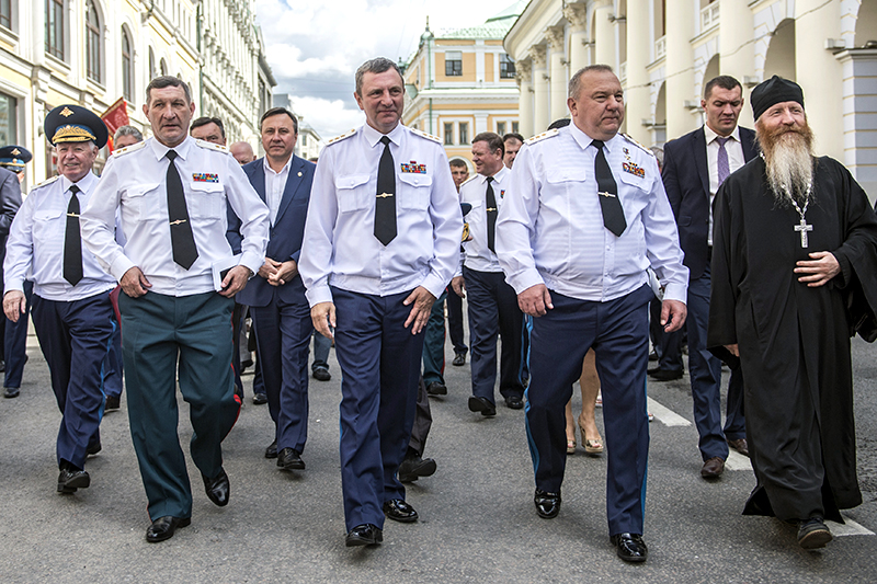 Командующий ВДВ генерал-полковник Владимир Шаманов (второй справа) во время крестного хода на праздновании 85-летия Воздушно-десантных войск на Красной площади
&nbsp;