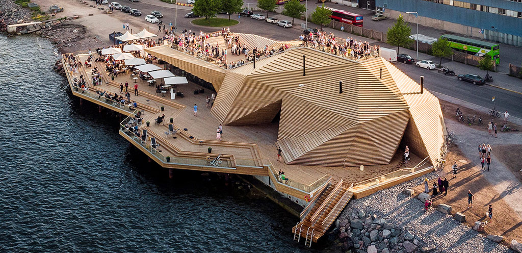 В той&nbsp;же номинации призовое место занял проект финской фирмы Avanto Architects. Они тоже построили сауну, но, в отличие от уединенного грота Partisans, их работа возведена на публичном пляже и совмещена с рестораном
