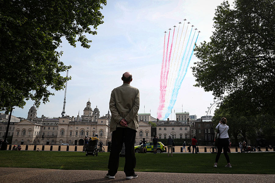 Вид со стороны здания Конной гвардии на исполнение фигуры пилотажной группой Королевских ВВС Великобритании &laquo;Красные стрелы&raquo;. Лондон, Великобритания

