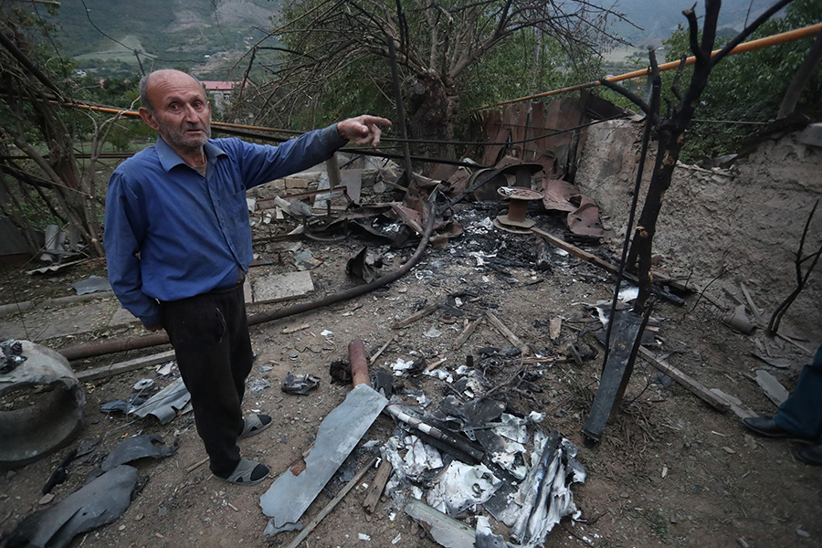 Город Гадрут. Мужчина во дворе дома, пострадавшего, по словам местных жителей, от обстрелов азербайджанских войск