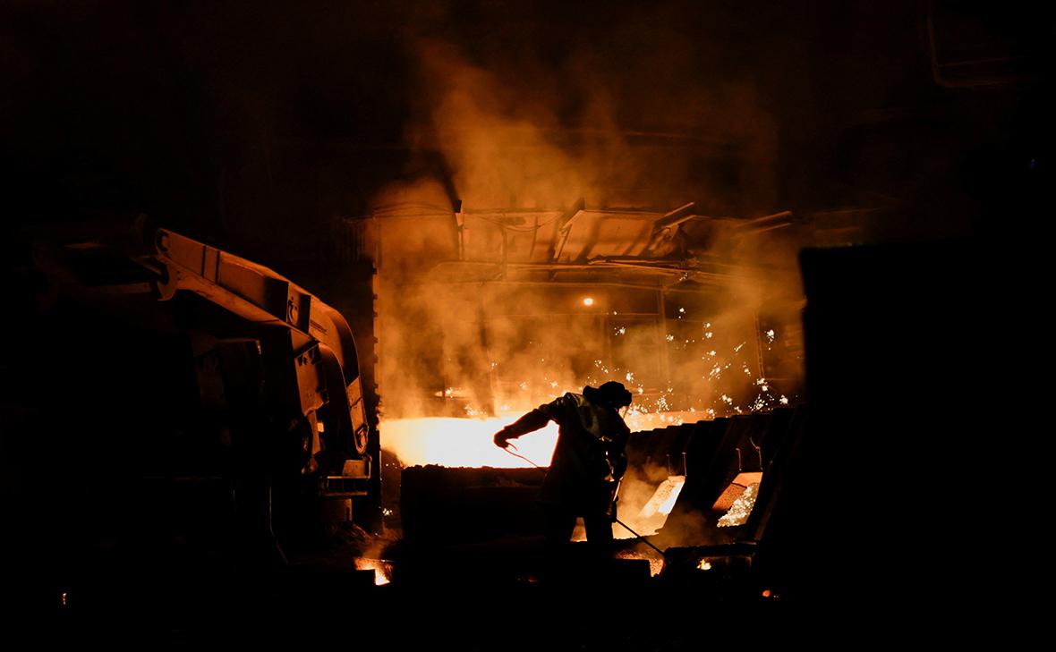 Рабочий в сталелитейном цехе металлургического завода ArcelorMittal Кривой Рог