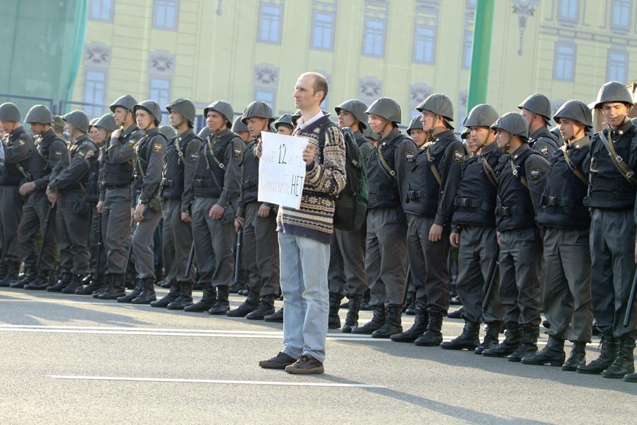 Участник акции протеста 6 мая 2012 года