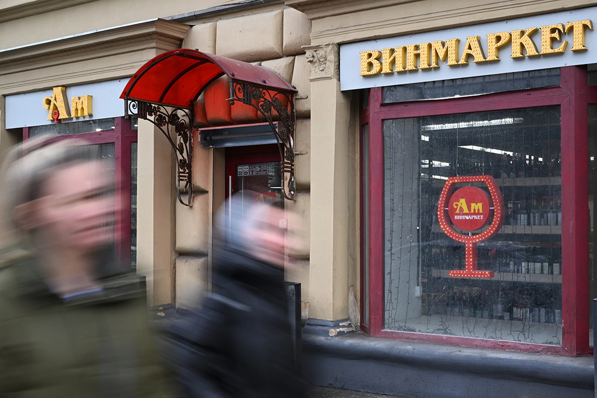 Один из основателей сети алкомаркетов «Ароматный мир» Валерий Задорин стал владельцем почти 95% акций в ООО «АМ Ритейл» — компании, управляющей розничным бизнесом