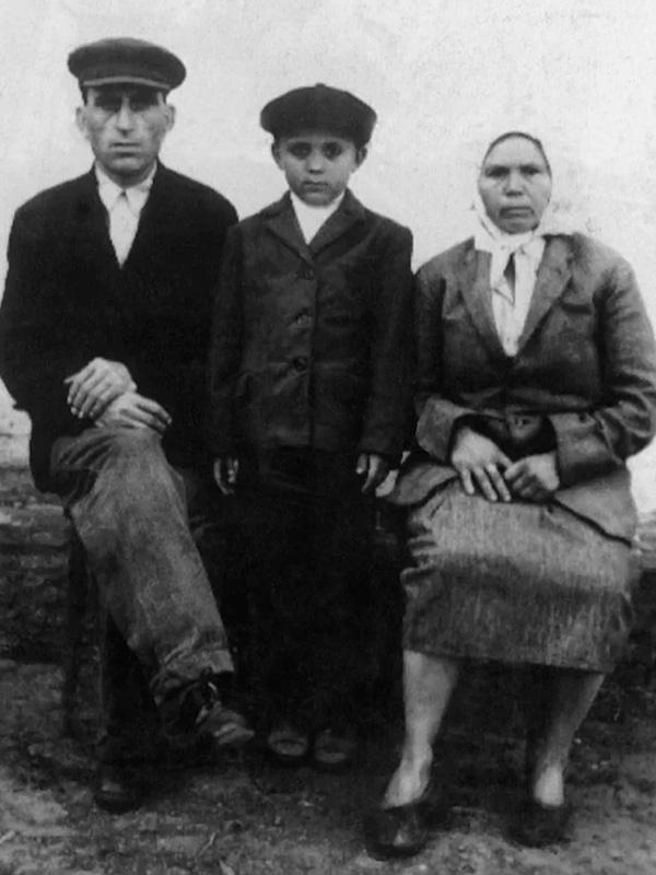 Виктор Садовничий в детстве с родителями