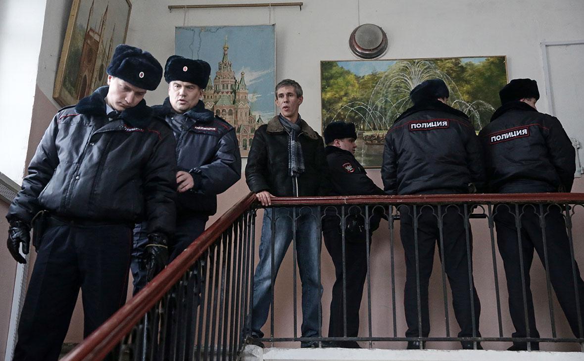 Алексей&nbsp;Панин несколько дней дежурит у вокзала в Петергофе, добиваясь встречи с дочерью Анной, 2015 год