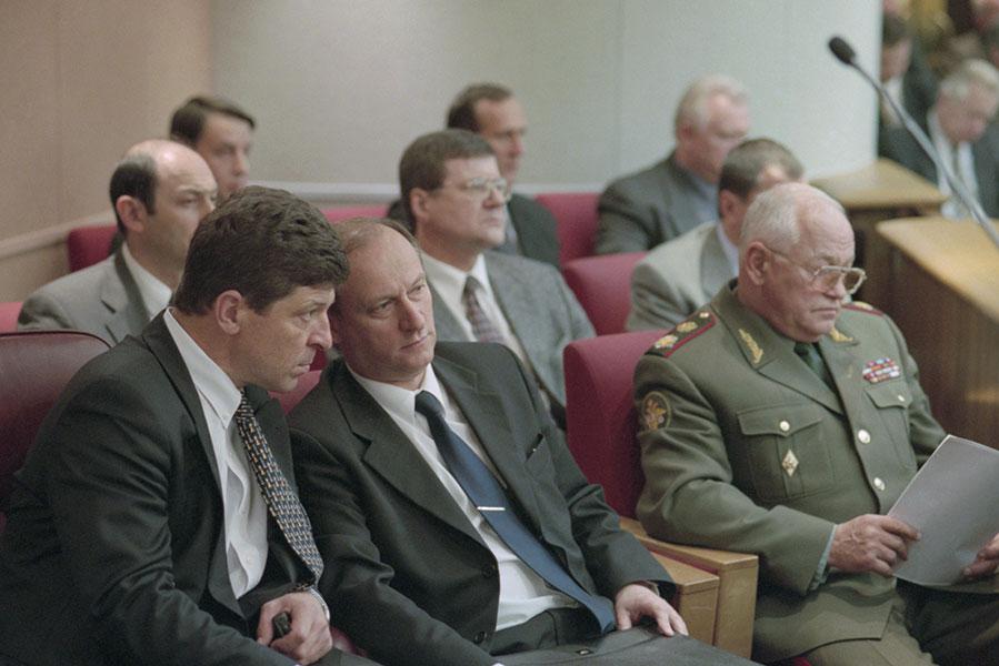 Руководитель аппарата Правительства Дмитрий Козак, директор Федеральной службы безопасности Николай Патрушев и министр обороны России Игорь Сергеев (слева направо) во время первого&nbsp;заседания&nbsp;осенней сессии Государственной Думы, 1999 год