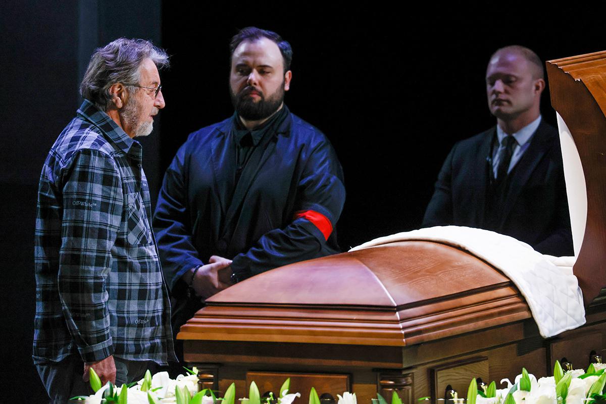 Леонид Ярмольник (слева) на церемонии прощания с актером Владимиром Симоновым в Театре имени Евгения Вахтангова в Москве