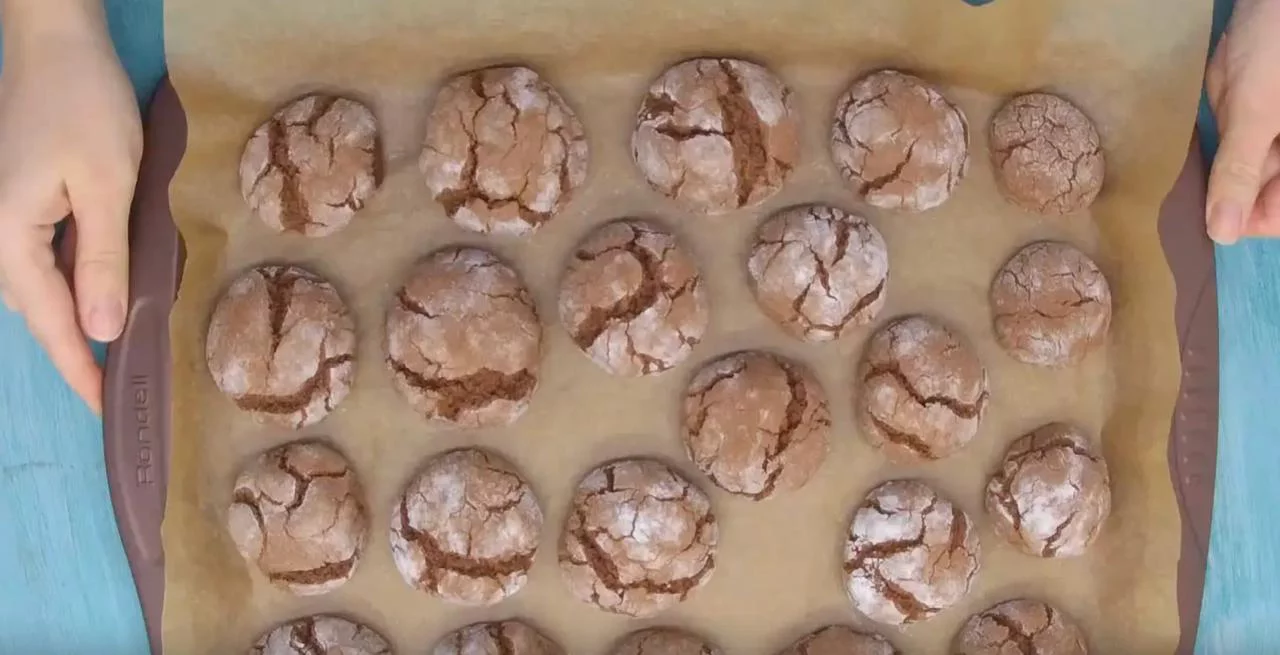 Остудите готовое печенье