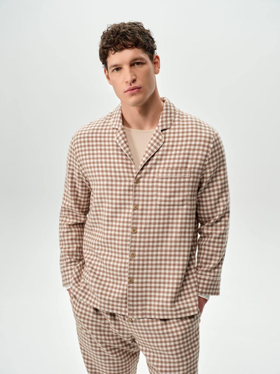 Брюки, 33 900 руб., рубашка, 47 900 руб., все &mdash; ēdomo (edomo.moscow)