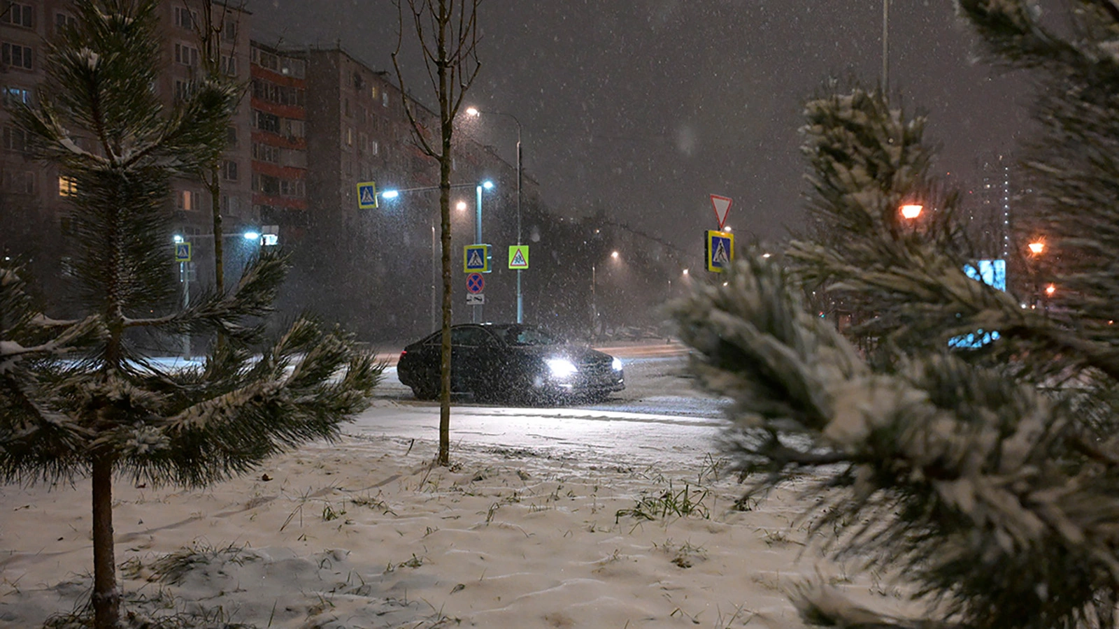 Автомобиль во время снегопада в Москве, 25 декабря 2025 года