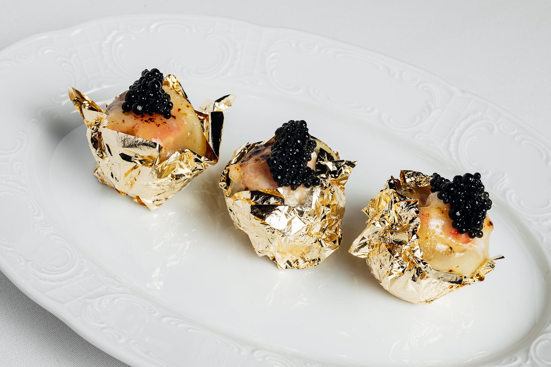 Бэйби картофель с крабом в золоте и черной икрой в ресторане InOut