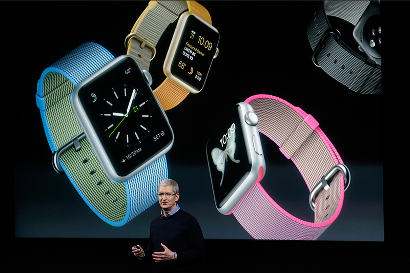 Новые ремешки и&nbsp;цена для&nbsp;Apple Watch

Apple пока&nbsp;не&nbsp;представила второе поколение &laquo;умных&raquo; часов Apple Watch. Однако генеральный директор компании Тим Кук на&nbsp;презентации 21 марта отметил, что&nbsp;устройство стало самым популярным гаджетом в&nbsp;своем сегменте. Чтобы подогреть интерес поклонников Apple Watch, он сообщил о&nbsp;выпуске еще одной линейки ремешков для&nbsp;часов из&nbsp;инновационного нейлонового материала разных цветов.
