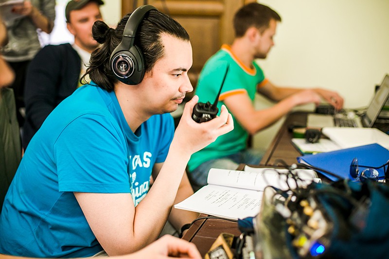 Режиссера "Горько!" Жору Крыжовникова на самом деле зовут Андрей Першин. Он режиссер телешоу "Танцы со звездами" и "Большая разница". Под псевдонимом Крыжовников снимал ролики для души: на один из них продюсеры фильма наткнулись в интернете.