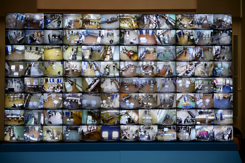 Трансляция изображений с камер наблюдения, установленных на избирательных участках, на мониторе в Центральной избирательной комиссии в единый день голосования


