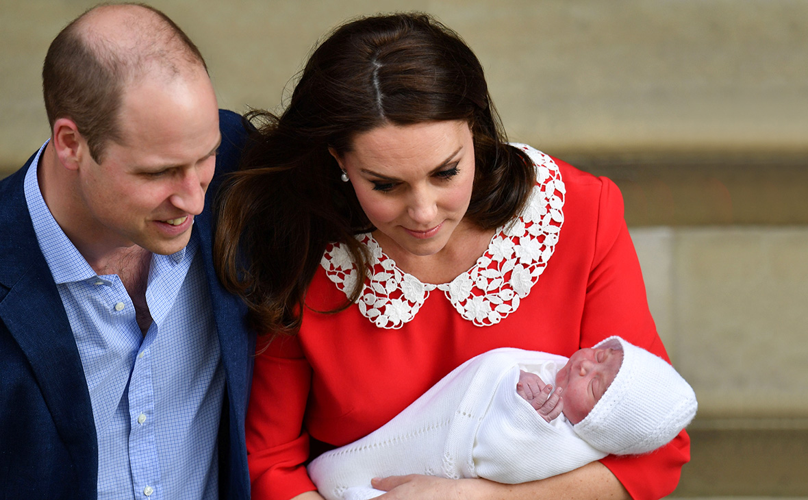 Принц Уильям и герцогиня Кембриджская Кэтрин с новорожденным ​Луи Артуром Чарльзом