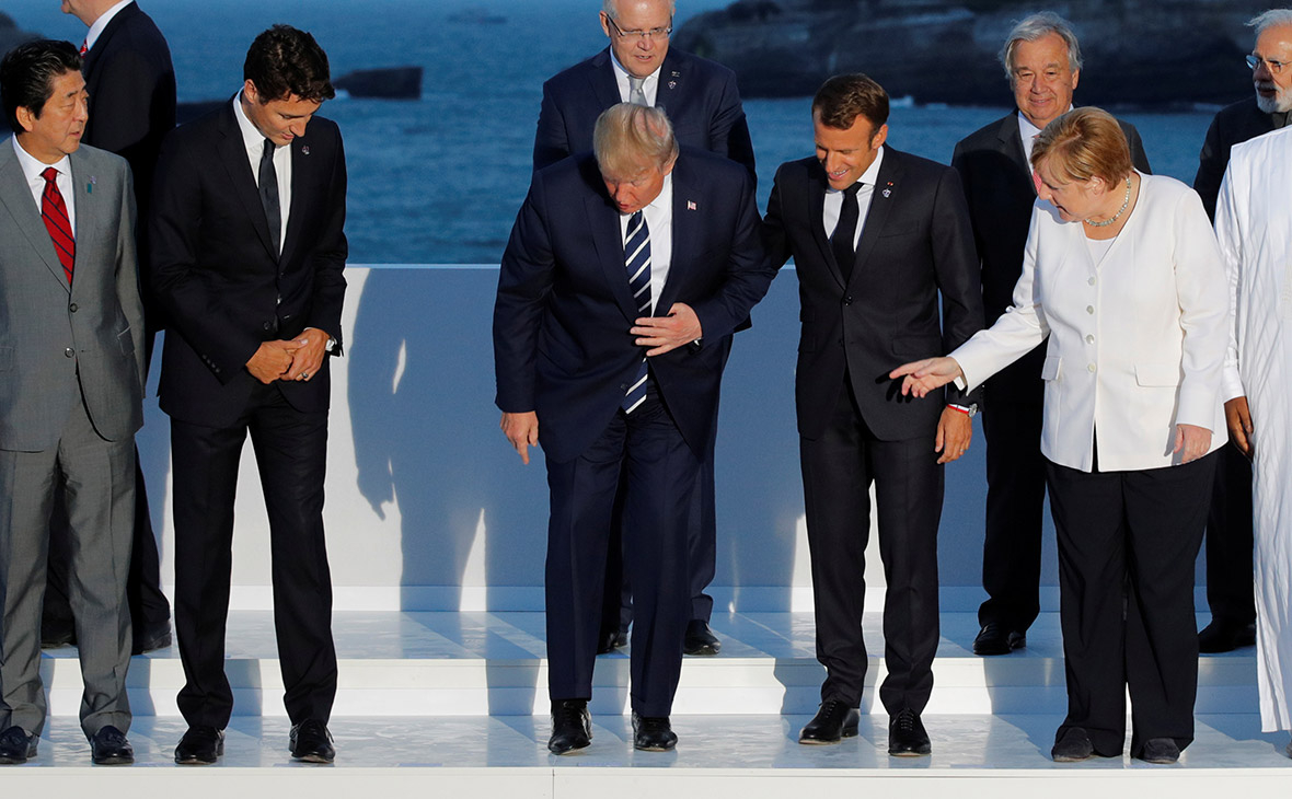 Дональд Трамп (в центре) в окружении остальных лидеров G7 и других приглашенных гостей