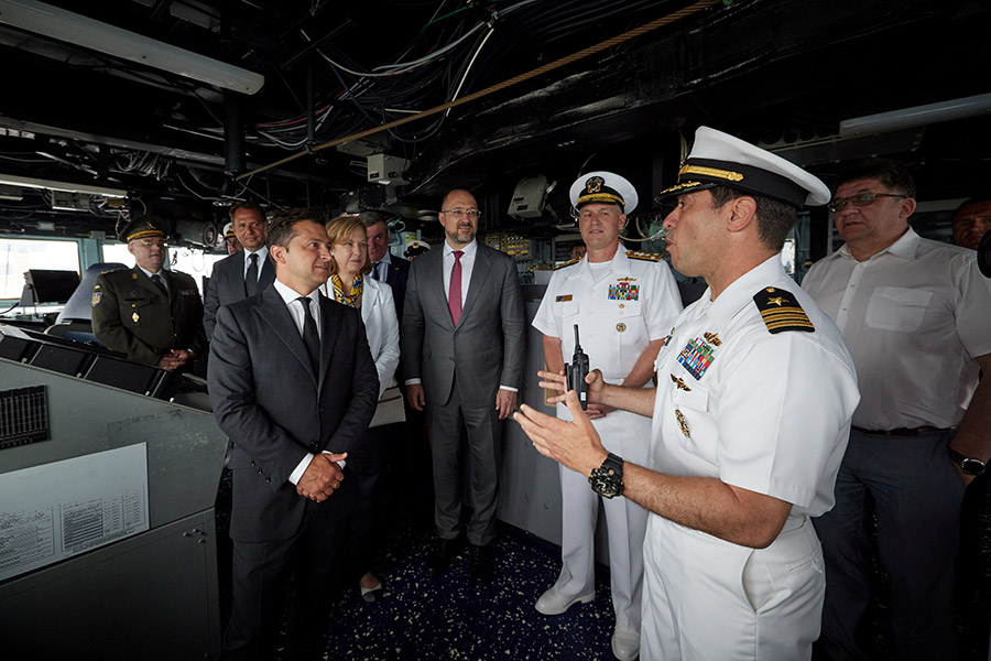 Президент Украины Владимир Зеленский посетил американский эсминец Ross, который принял участие в маневрах