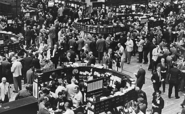 Торговый зал Нью-Йоркской фондовой биржи, в котором находятся одни мужчины. 1962 год