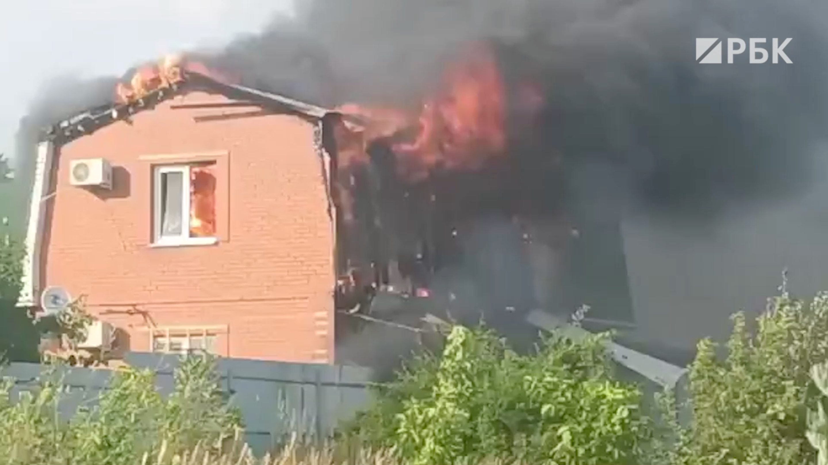 В Таганроге загорелся дом после падения беспилотника